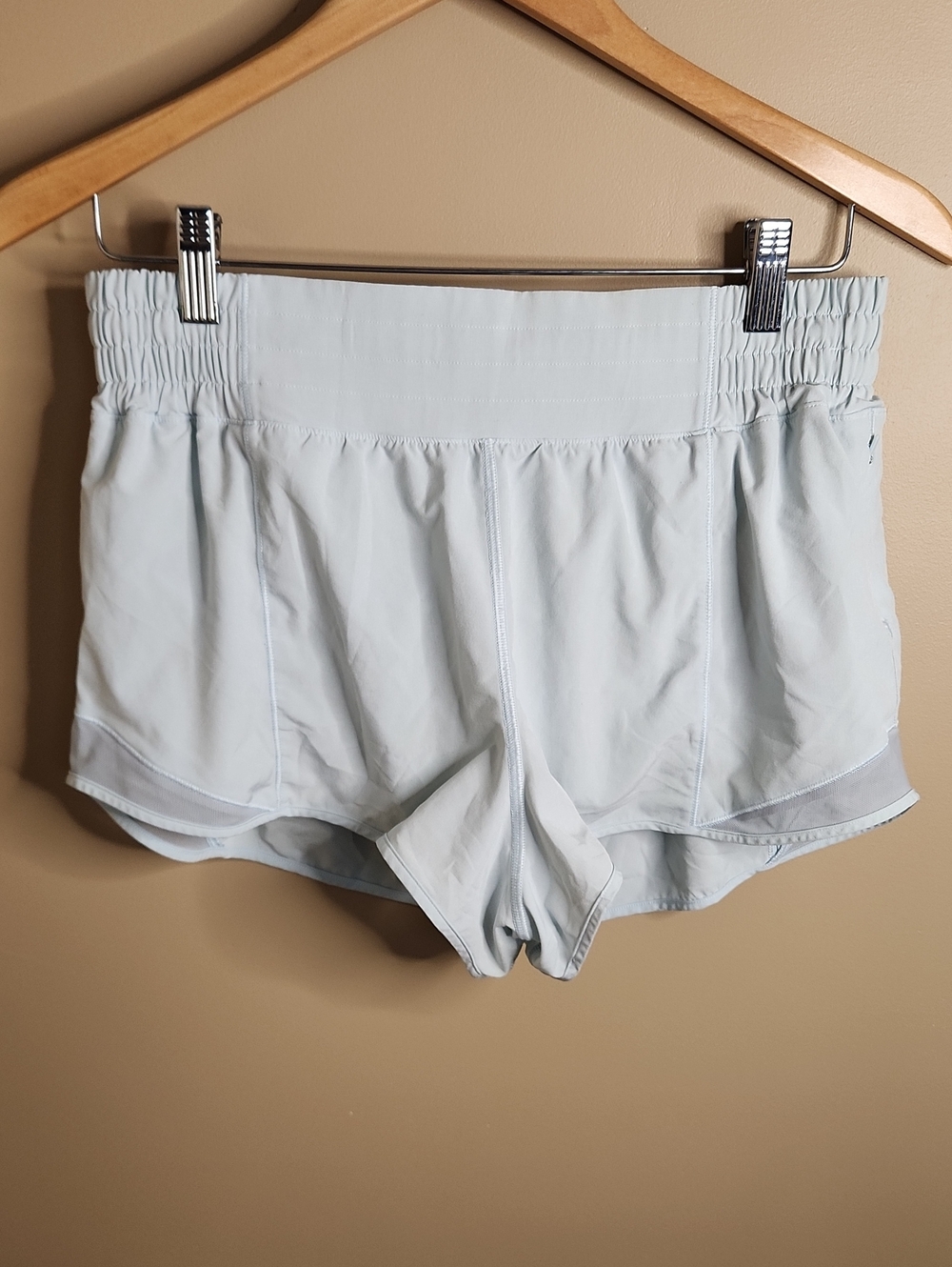 Lululemon Hotty Hot High-Rise Lined Short 2.5" in Powder Blue. Sz 10. #W7AYYR